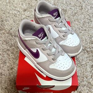 Nike Kids Sneakers in White and Purple